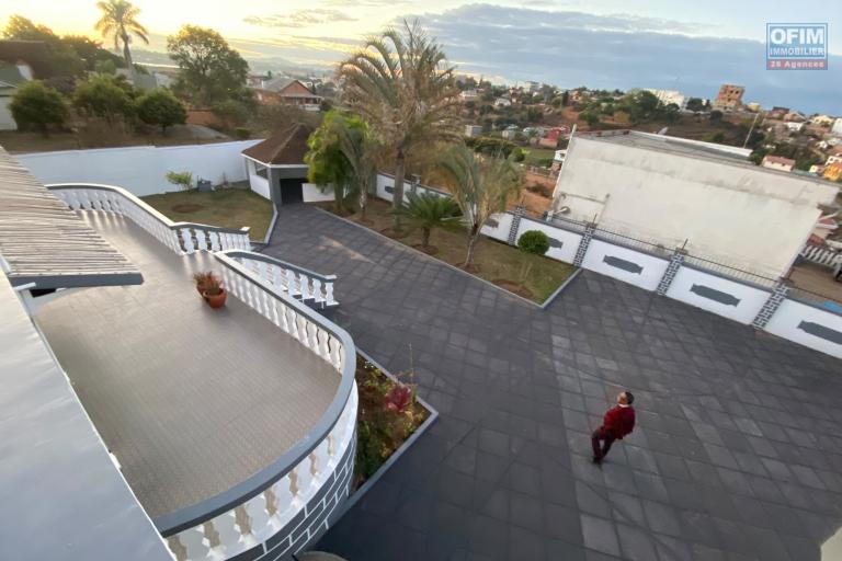 Une villa F5 à étage avec vue dégagée à Talatamaty Faralaza