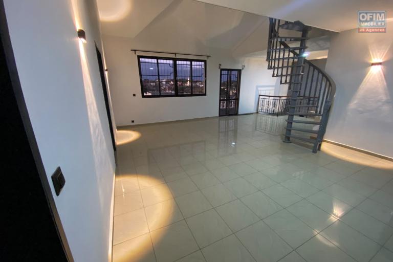 Une villa F5 à étage avec vue dégagée à Talatamaty Faralaza