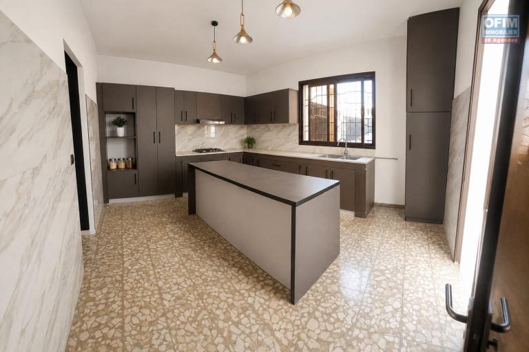 Une villa F5 à étage avec vue dégagée à Talatamaty Faralaza