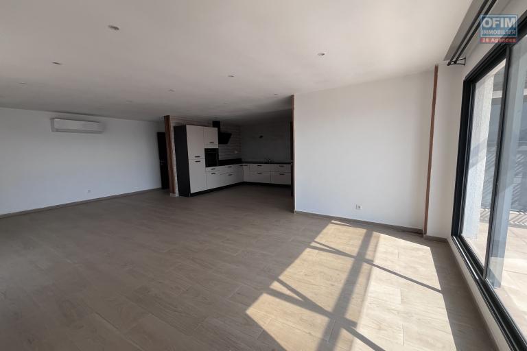 En location un grand appartement T4 en duplex à Ivandry