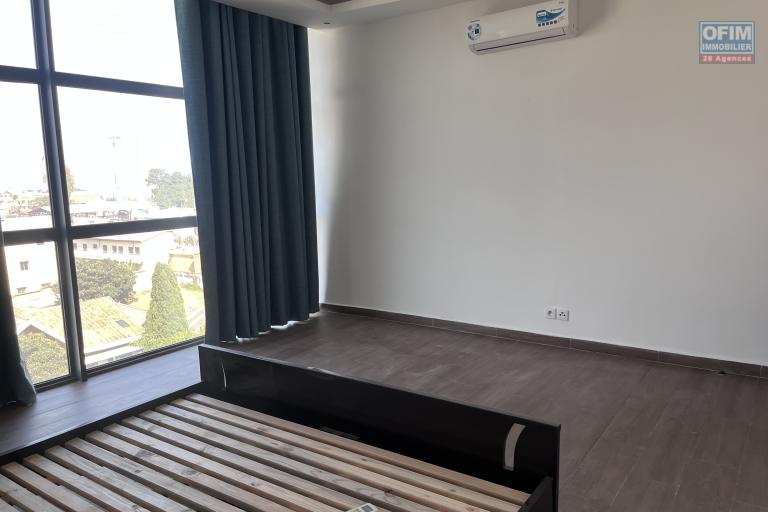 En location un grand appartement T4 en duplex à Ivandry