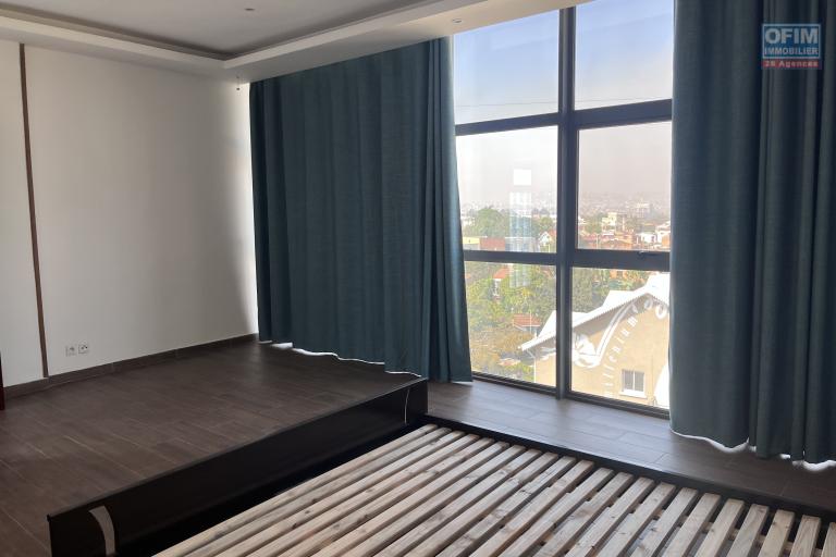 En location un grand appartement T4 en duplex à Ivandry