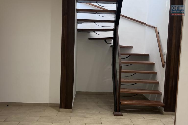 En location un grand appartement T4 en duplex à Ivandry