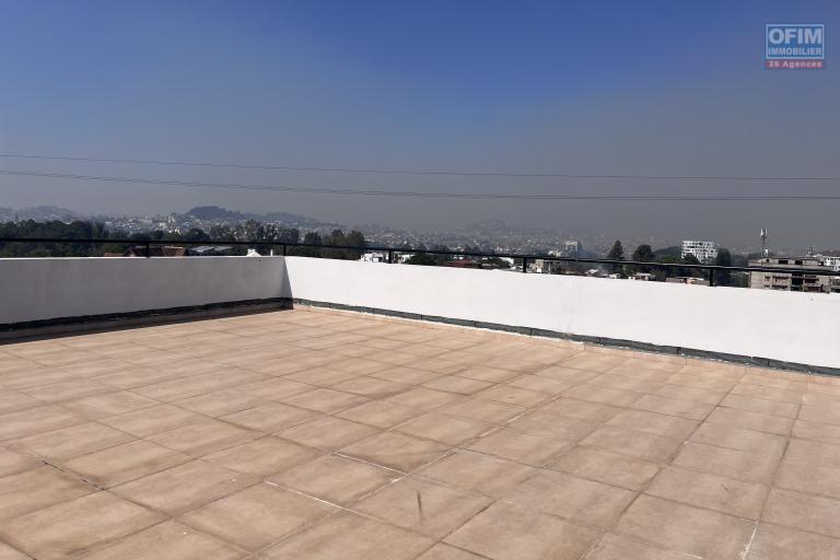En location un grand appartement T4 en duplex à Ivandry