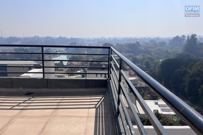 En location un grand appartement T4 en duplex à Ivandry