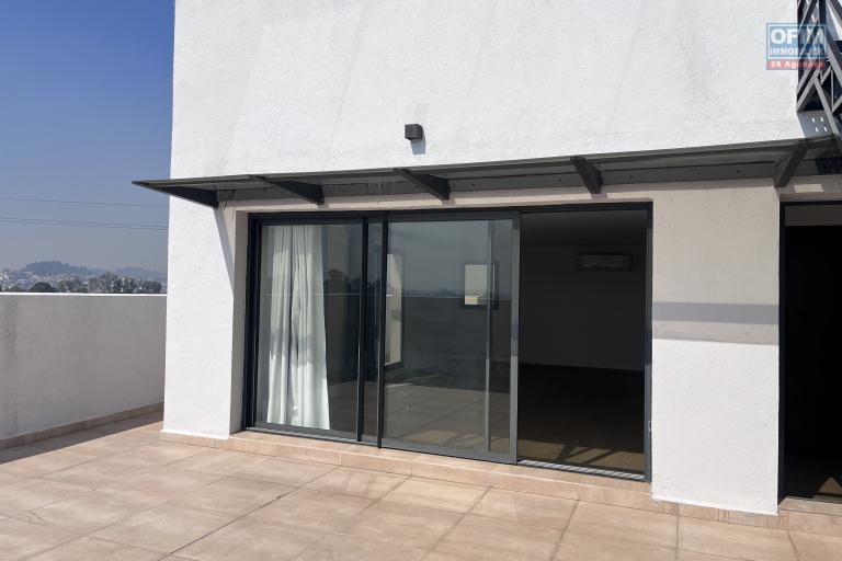 En location un grand appartement T4 en duplex à Ivandry
