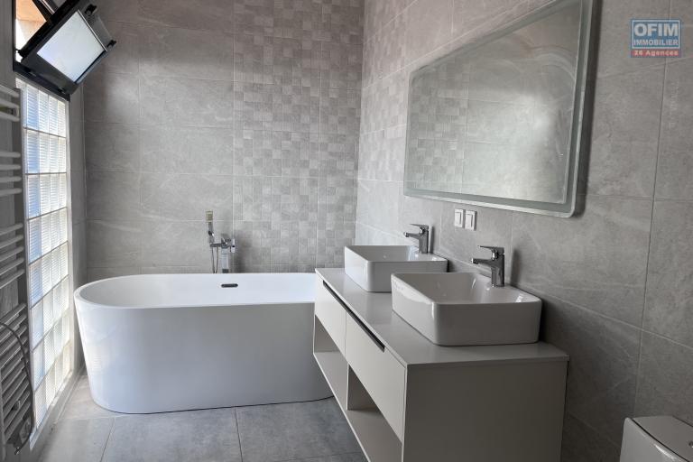 En location un grand appartement T4 en duplex à Ivandry