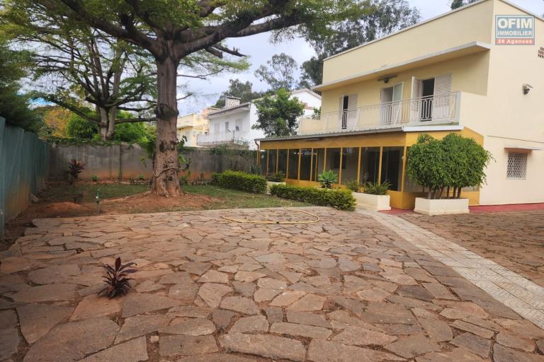 A louer une villa F6 avec vue imprenable sur le lac d'Andranotapahana, à proximité immédiate la nouvelle rocade Ambohitrimanjaka - Ivato et la route principale RN4, située à Amboropotsy Talatamaty