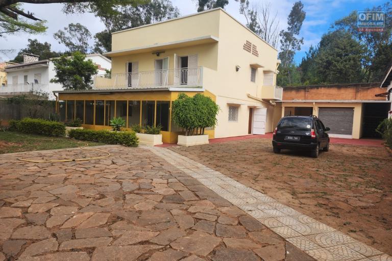 A louer une villa F6 avec vue imprenable sur le lac d'Andranotapahana, à proximité immédiate la nouvelle rocade Ambohitrimanjaka - Ivato et la route principale RN4, située à Amboropotsy Talatamaty