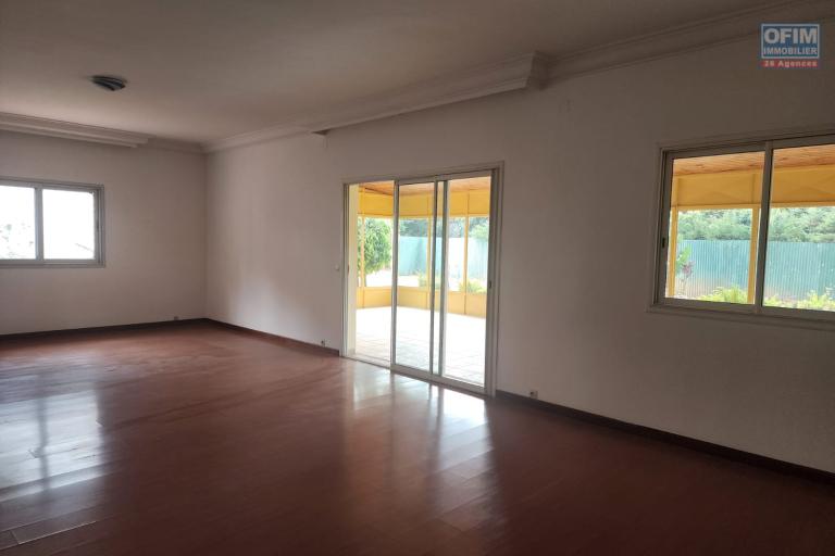 A louer une villa F6 avec vue imprenable sur le lac d'Andranotapahana, à proximité immédiate la nouvelle rocade Ambohitrimanjaka - Ivato et la route principale RN4, située à Amboropotsy Talatamaty