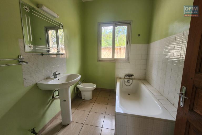 A louer une villa F6 avec vue imprenable sur le lac d'Andranotapahana, à proximité immédiate la nouvelle rocade Ambohitrimanjaka - Ivato et la route principale RN4, située à Amboropotsy Talatamaty