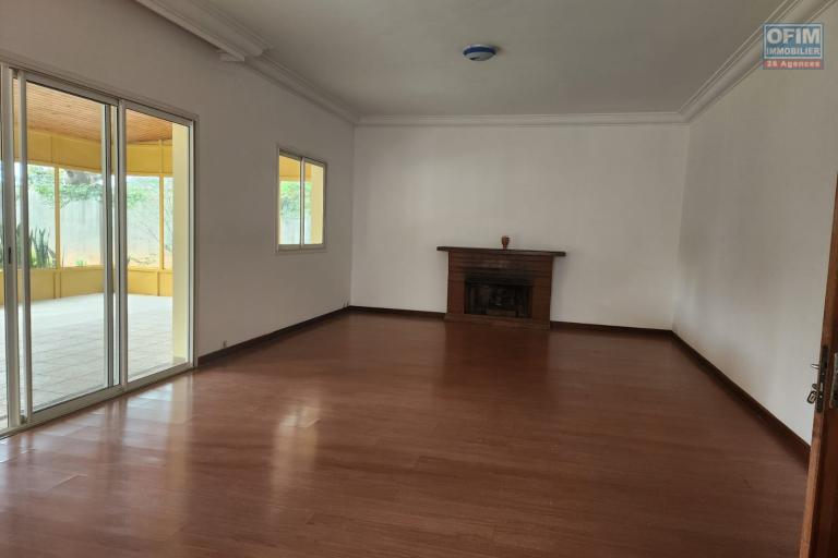 A louer une villa F6 avec vue imprenable sur le lac d'Andranotapahana, à proximité immédiate la nouvelle rocade Ambohitrimanjaka - Ivato et la route principale RN4, située à Amboropotsy Talatamaty