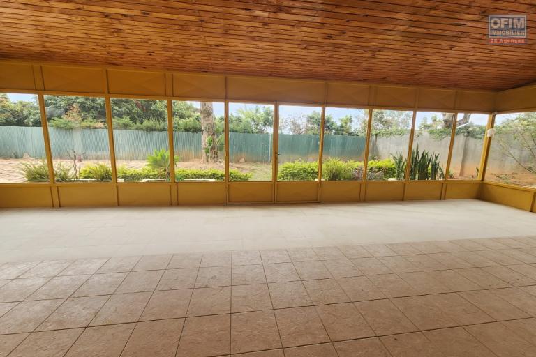 A louer une villa F6 avec vue imprenable sur le lac d'Andranotapahana, à proximité immédiate la nouvelle rocade Ambohitrimanjaka - Ivato et la route principale RN4, située à Amboropotsy Talatamaty