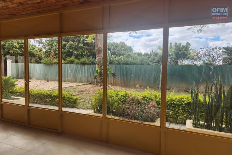 A louer une villa F6 avec vue imprenable sur le lac d'Andranotapahana, à proximité immédiate la nouvelle rocade Ambohitrimanjaka - Ivato et la route principale RN4, située à Amboropotsy Talatamaty