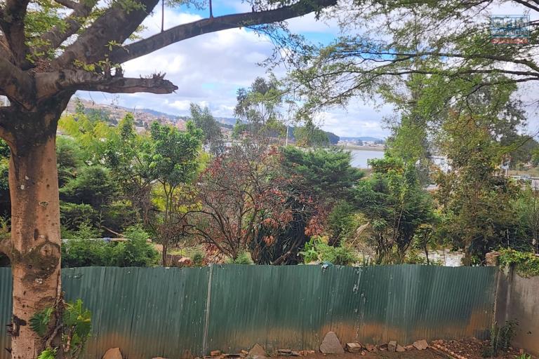 A louer une villa F6 avec vue imprenable sur le lac d'Andranotapahana, à proximité immédiate la nouvelle rocade Ambohitrimanjaka - Ivato et la route principale RN4, située à Amboropotsy Talatamaty