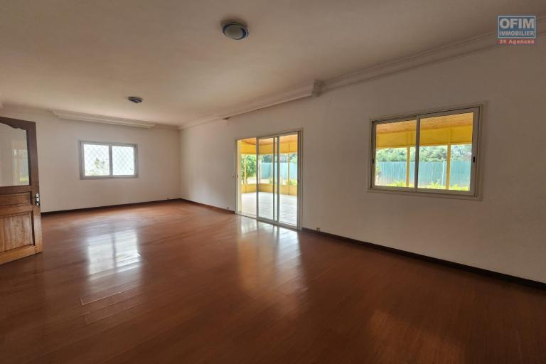 A louer une villa F6 avec vue imprenable sur le lac d'Andranotapahana, à proximité immédiate la nouvelle rocade Ambohitrimanjaka - Ivato et la route principale RN4, située à Amboropotsy Talatamaty