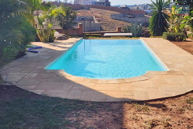 Villa plain-pied F4 avec piscine b&acirc;tie sur un terrain de 525 m2 &agrave; vendre - Manazary Ambatobe
