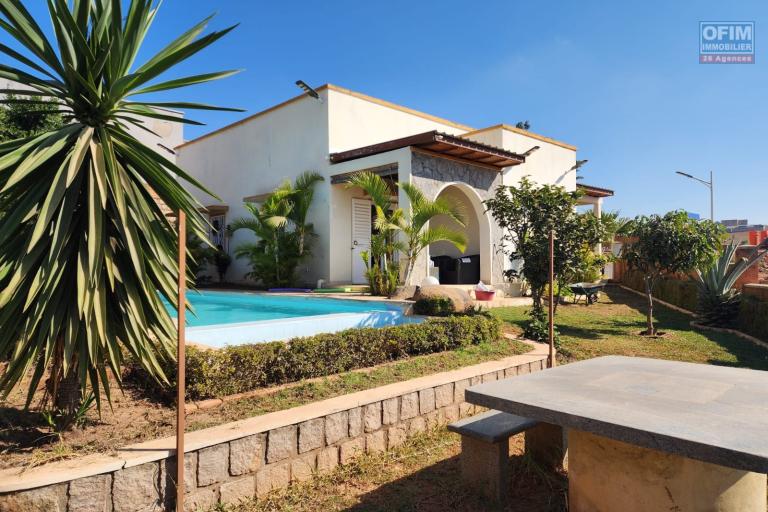 Villa plain-pied F4 avec piscine b&acirc;tie sur un terrain de 525 m2 &agrave; vendre - Manazary Ambatobe