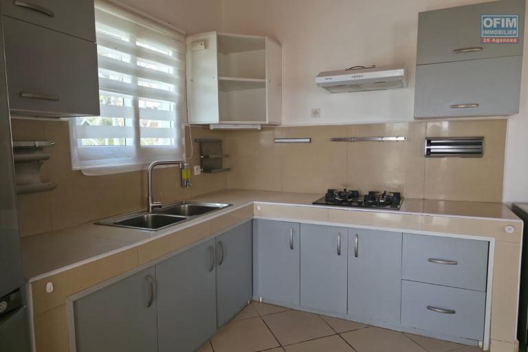 Villa plain-pied F4 avec piscine b&acirc;tie sur un terrain de 525 m2 &agrave; vendre - Manazary Ambatobe