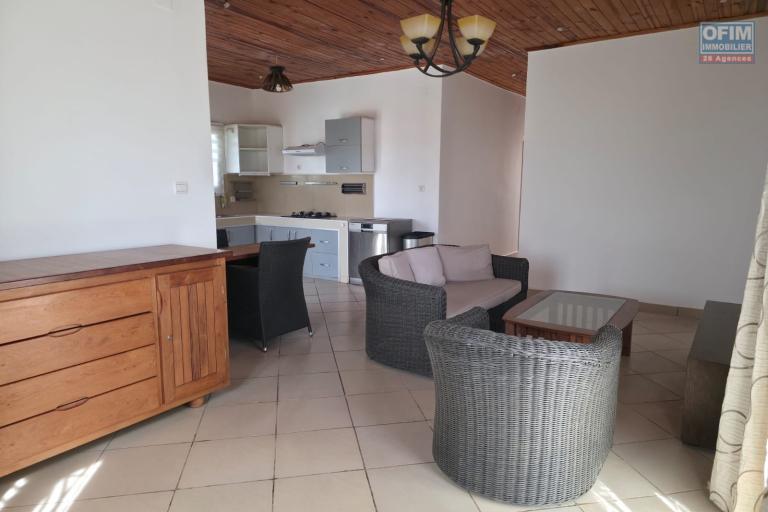 Villa plain-pied F4 avec piscine b&acirc;tie sur un terrain de 525 m2 &agrave; vendre - Manazary Ambatobe