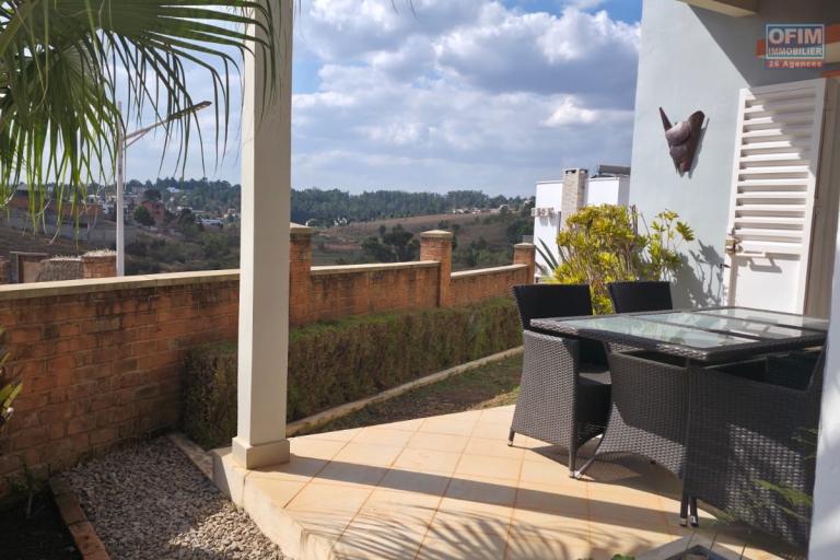Villa plain-pied F4 avec piscine b&acirc;tie sur un terrain de 525 m2 &agrave; vendre - Manazary Ambatobe