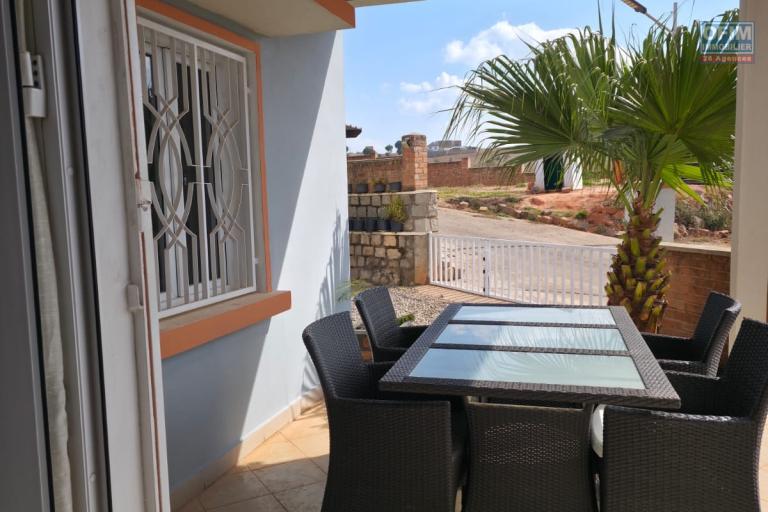 Villa plain-pied F4 avec piscine b&acirc;tie sur un terrain de 525 m2 &agrave; vendre - Manazary Ambatobe