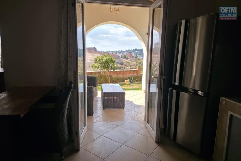 Villa plain-pied F4 avec piscine b&acirc;tie sur un terrain de 525 m2 &agrave; vendre - Manazary Ambatobe