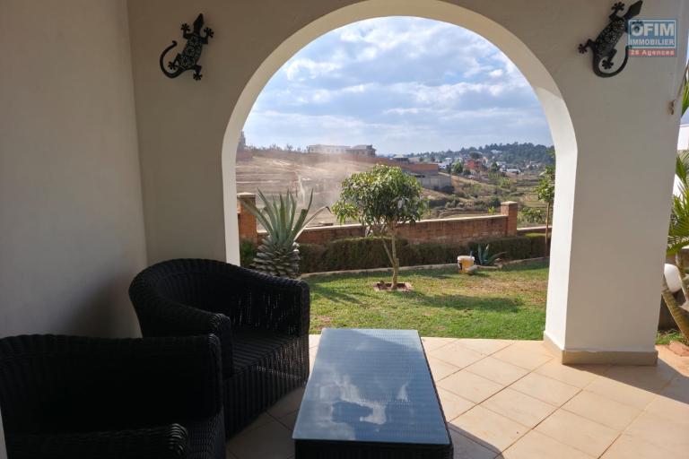 Villa plain-pied F4 avec piscine b&acirc;tie sur un terrain de 525 m2 &agrave; vendre - Manazary Ambatobe