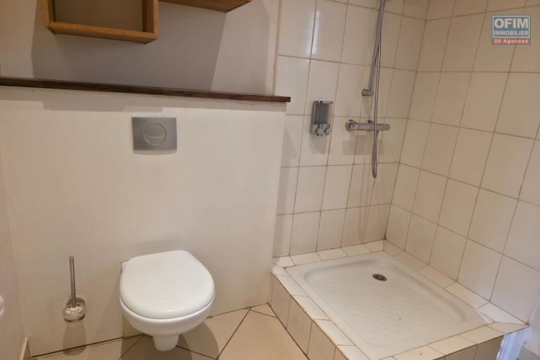 Villa plain-pied F4 avec piscine b&acirc;tie sur un terrain de 525 m2 &agrave; vendre - Manazary Ambatobe
