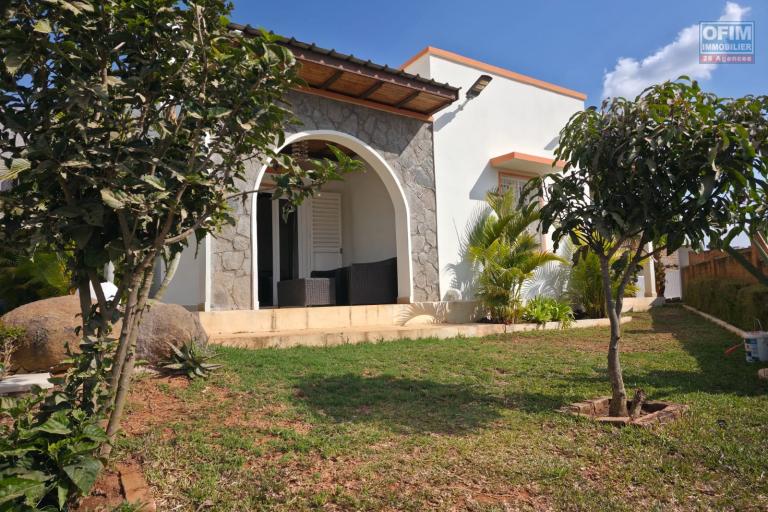 Villa plain-pied F4 avec piscine b&acirc;tie sur un terrain de 525 m2 &agrave; vendre - Manazary Ambatobe