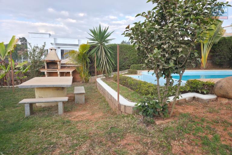 Villa plain-pied F4 avec piscine b&acirc;tie sur un terrain de 525 m2 &agrave; vendre - Manazary Ambatobe