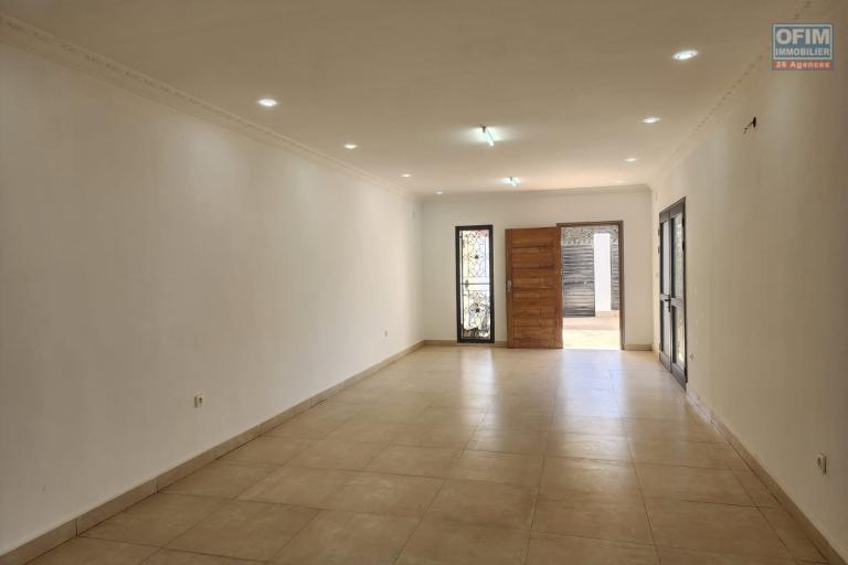 En location une maison r&eacute;nov&eacute;e &agrave; &eacute;tage F5 non loin de l'a&eacute;roport avec acc&egrave;s facile situ&eacute;e &agrave; Ankadindravola Ivato