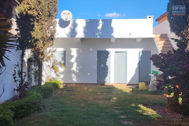 En location une maison r&eacute;nov&eacute;e &agrave; &eacute;tage F5 non loin de l'a&eacute;roport avec acc&egrave;s facile situ&eacute;e &agrave; Ankadindravola Ivato