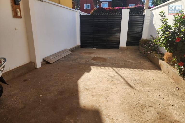 En location une maison r&eacute;nov&eacute;e &agrave; &eacute;tage F5 non loin de l'a&eacute;roport avec acc&egrave;s facile situ&eacute;e &agrave; Ankadindravola Ivato