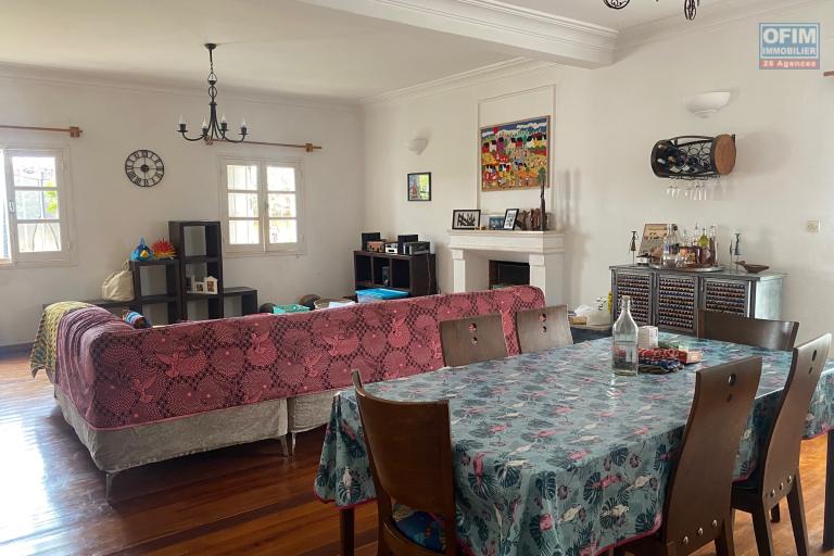 Location Maison / Villa ANTANANARIVO (TANANARIVE) – photo 3 sur 14 – Pièce de vie spacieuse