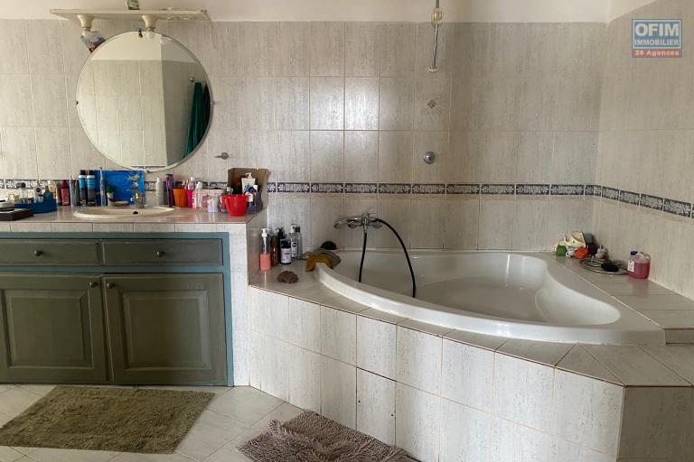 Location Maison / Villa ANTANANARIVO (TANANARIVE) – photo 8 sur 14 – Salle de bains