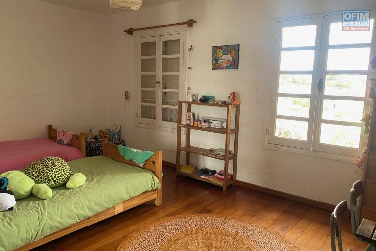 Location Maison / Villa ANTANANARIVO (TANANARIVE) – photo 10 sur 14 – Chambre lumineuse
