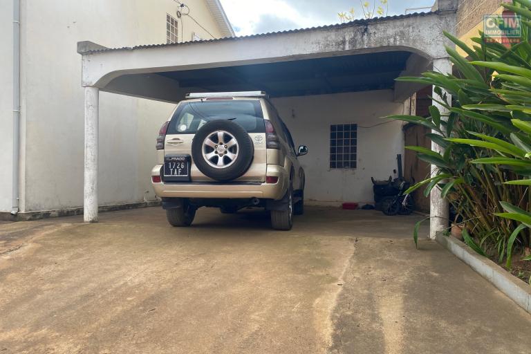 Location Maison / Villa ANTANANARIVO (TANANARIVE) – photo 13 sur 14 – Abri voiture