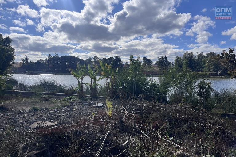 Vente de terrain de 1 525m2, 3 999m2 et de 4 186m2 pied dans l'eau à Ambohibao
