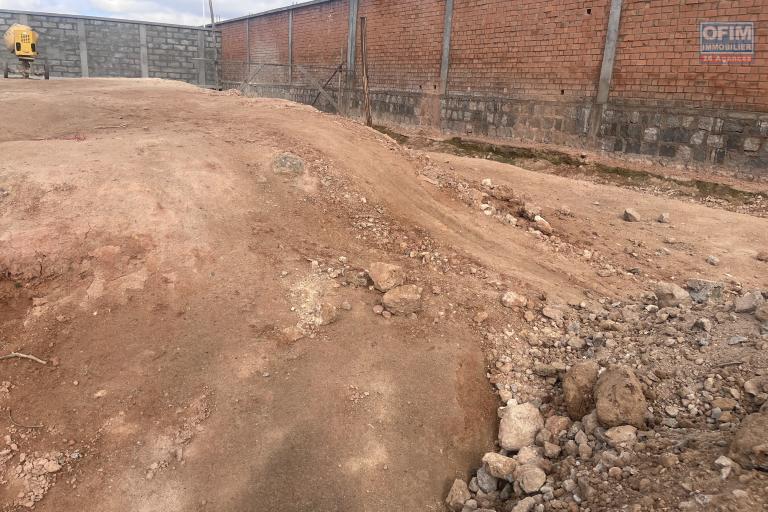Vente d'un terrain de 1 500m2 sur la route de la Francophonie près Akoor Digue
