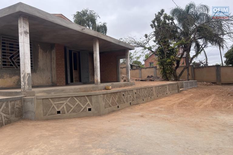 Une maison F4 à finir sur un terrain de 1 117m2 à Ilafy