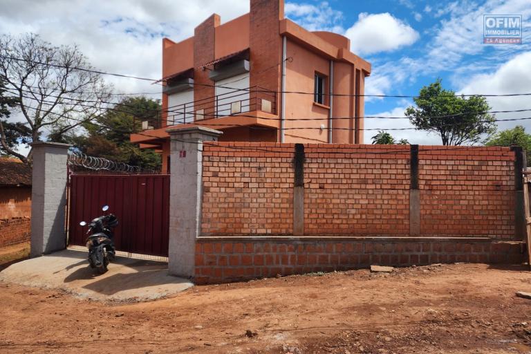 Location Maison / Villa ANTANANARIVO (TANANARIVE) – photo 2 sur 17 – Façade