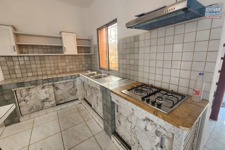 Location Maison / Villa ANTANANARIVO (TANANARIVE) – photo 5 sur 17 – Cuisine équipée
