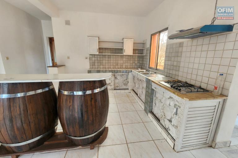 Location Maison / Villa ANTANANARIVO (TANANARIVE) – photo 8 sur 17 – Cuisine équipée