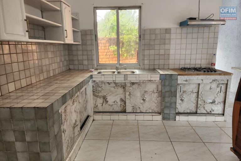Location Maison / Villa ANTANANARIVO (TANANARIVE) – photo 9 sur 17 – Cuisine à rénover