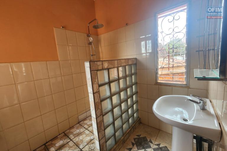 Location Maison / Villa ANTANANARIVO (TANANARIVE) – photo 10 sur 17 – Salle d'eau lumineuse