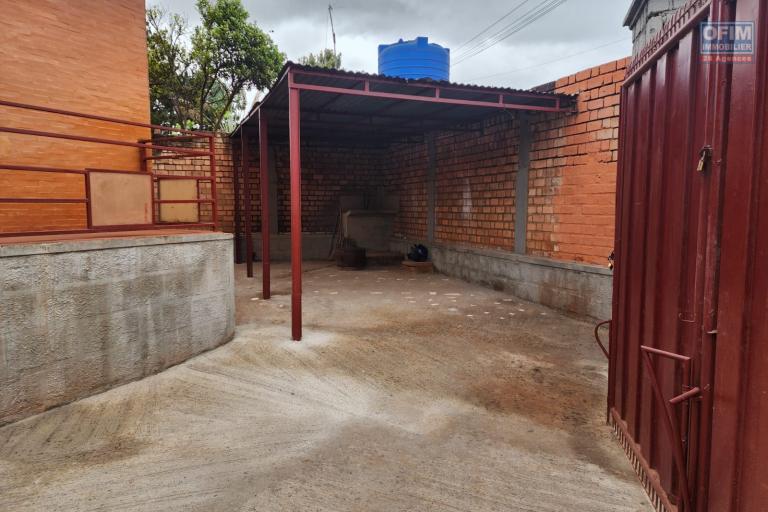 Location Maison / Villa ANTANANARIVO (TANANARIVE) – photo 14 sur 17 – Abri voiture