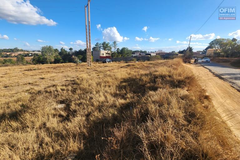A vendre magnifique terrain de 6 230 m2 sis à Anjomakely Ivato, idéalement situé en bord de route pavée, offrant un accès facile à tout type de véhicule.