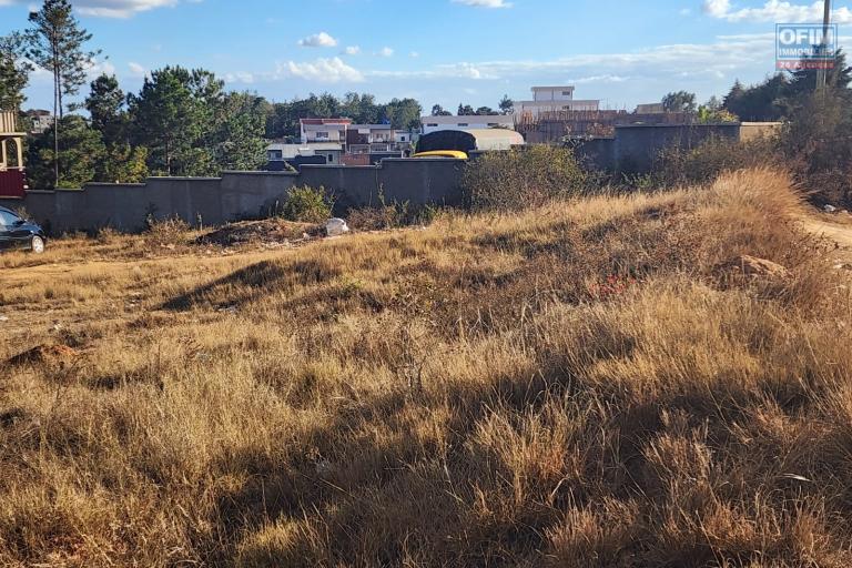 A vendre magnifique terrain de 6 230 m2 sis à Anjomakely Ivato, idéalement situé en bord de route pavée, offrant un accès facile à tout type de véhicule.