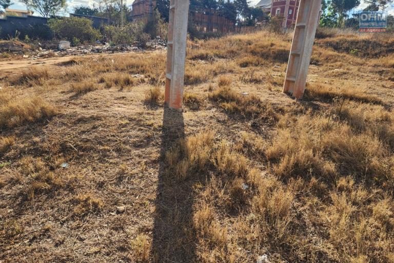 A vendre magnifique terrain de 6 230 m2 sis à Anjomakely Ivato, idéalement situé en bord de route pavée, offrant un accès facile à tout type de véhicule.